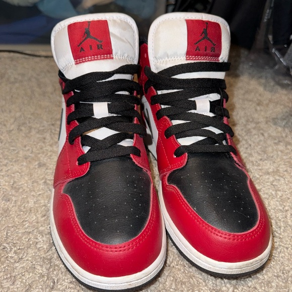 Jordan 1 Mid
Chicago Black Toe - Picture 2 of 5